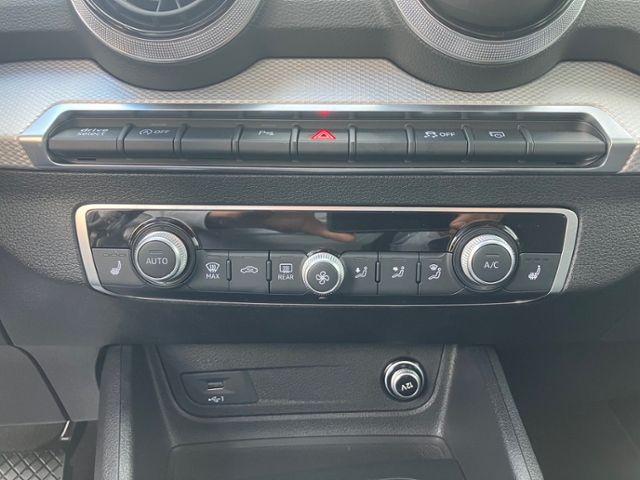 Q2 40 TFSI quattro S line LED NAVI LEDER