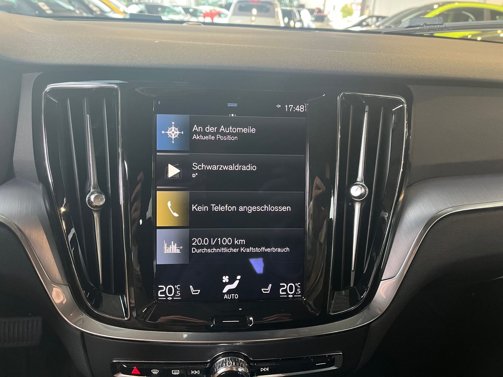 Fahrzeugabbildung Volvo V60 Kombi Momentum Pro LED NAVI ALU