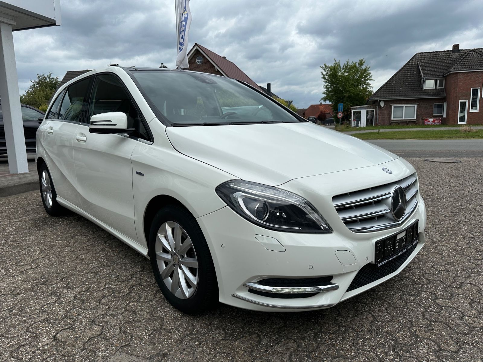 Fahrzeugabbildung Mercedes-Benz B 180 AHK/BiXenon/Pano/Navi/SHZG/GJR