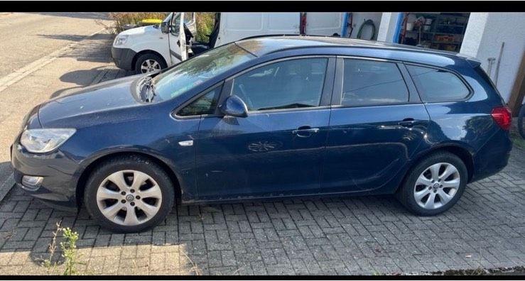 Opel Astra 2011 — rear view