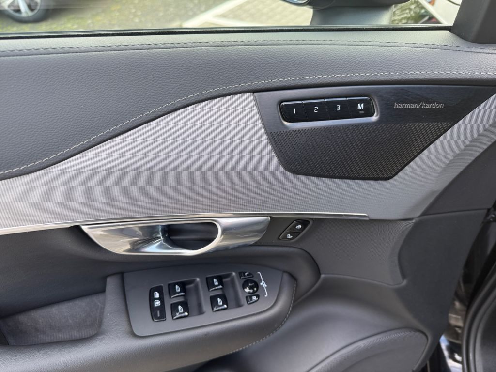 VOLVO XC90 T8 AWD Plug-in Hybrid Plus Dark AHK semi el VOLVO XC90 T8 AWD Plug-in Hybrid Plus Dark AHK semi el