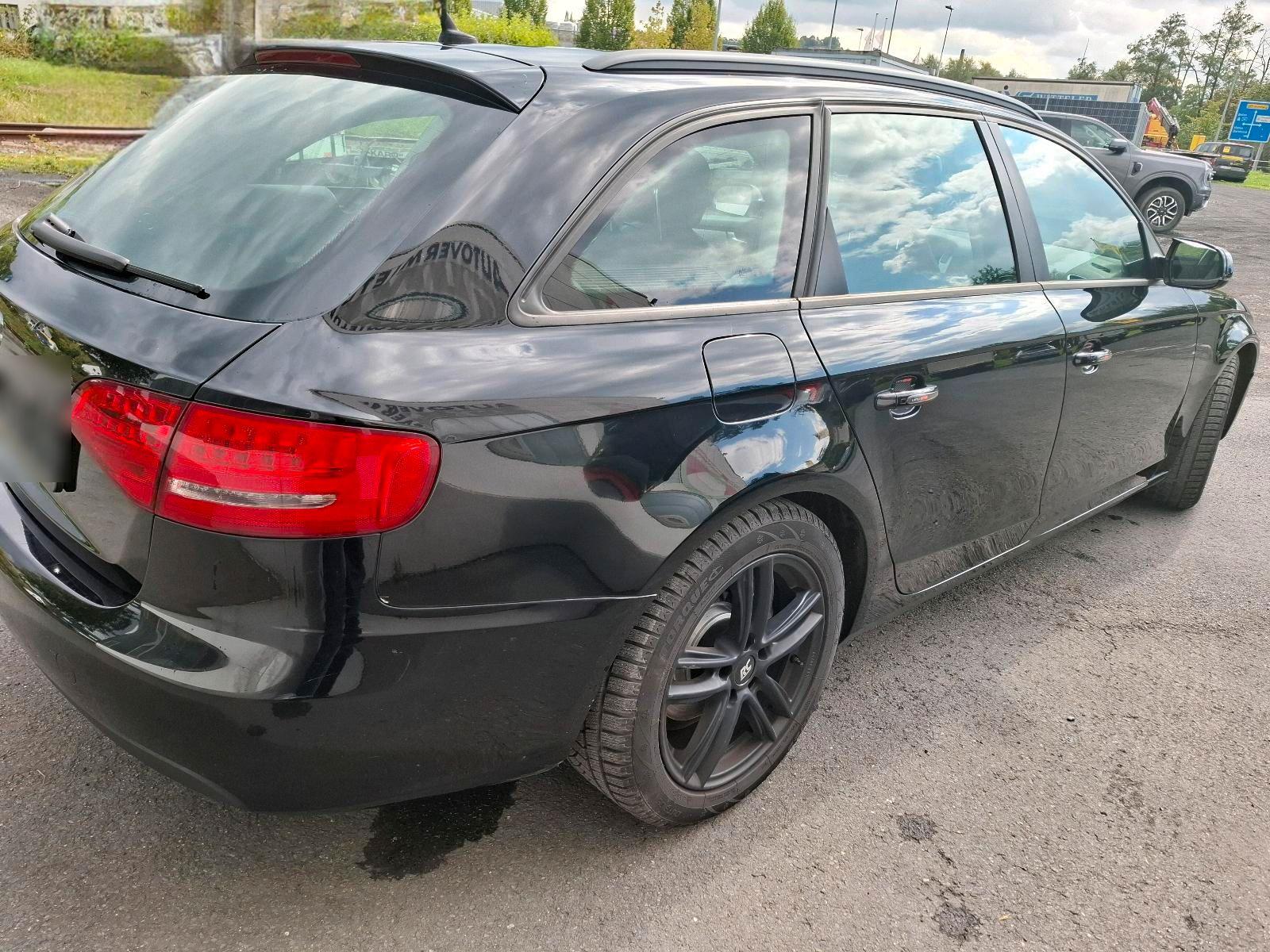 Audi A4 2011 — салон