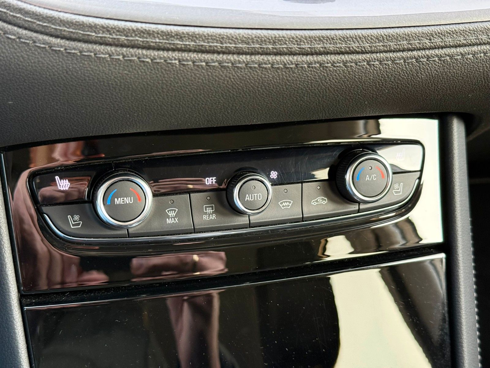 Fahrzeugabbildung Opel Grandland (X)+ALLRAD+ULTIMATE+AHK+NEUE BATTERIE