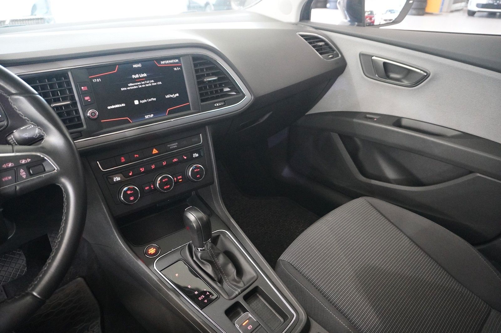 Fahrzeugabbildung SEAT Leon ST 1.6 TDI STYLE DSG NAVI/LED/KAMERA/SH/AHK
