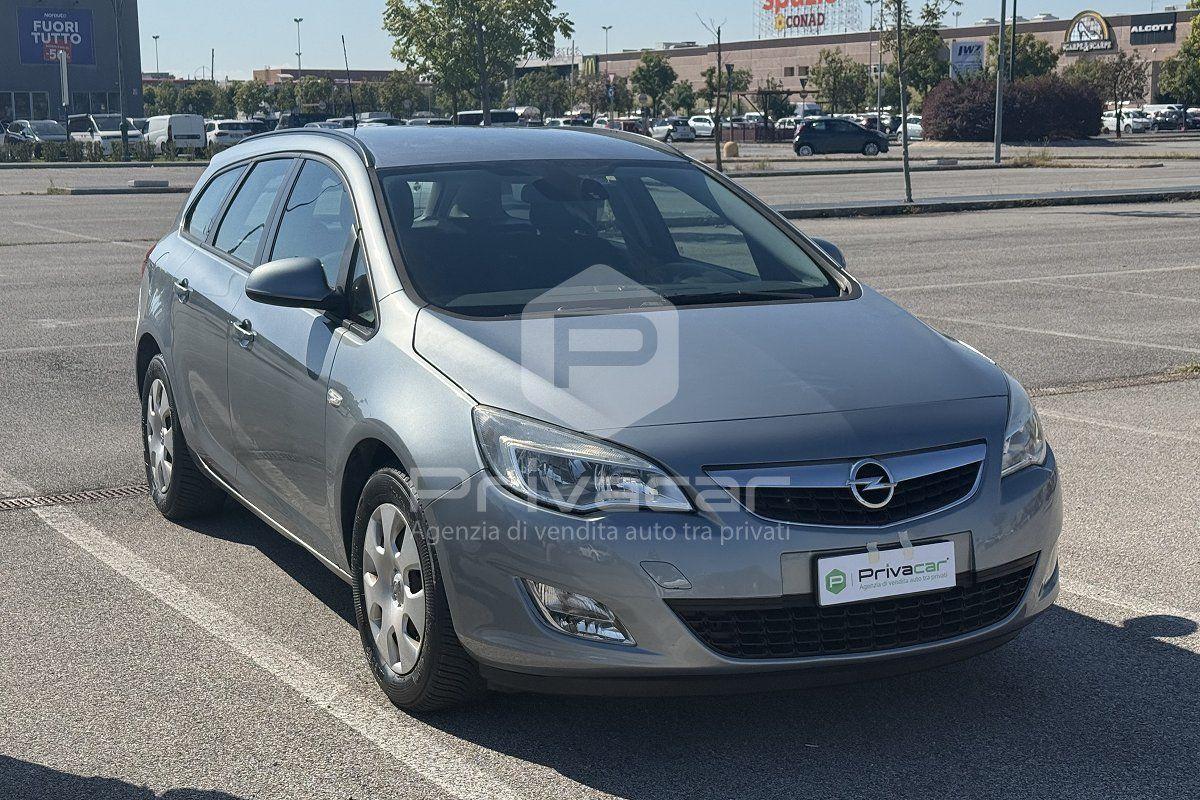 Opel Astra 2011 — interior