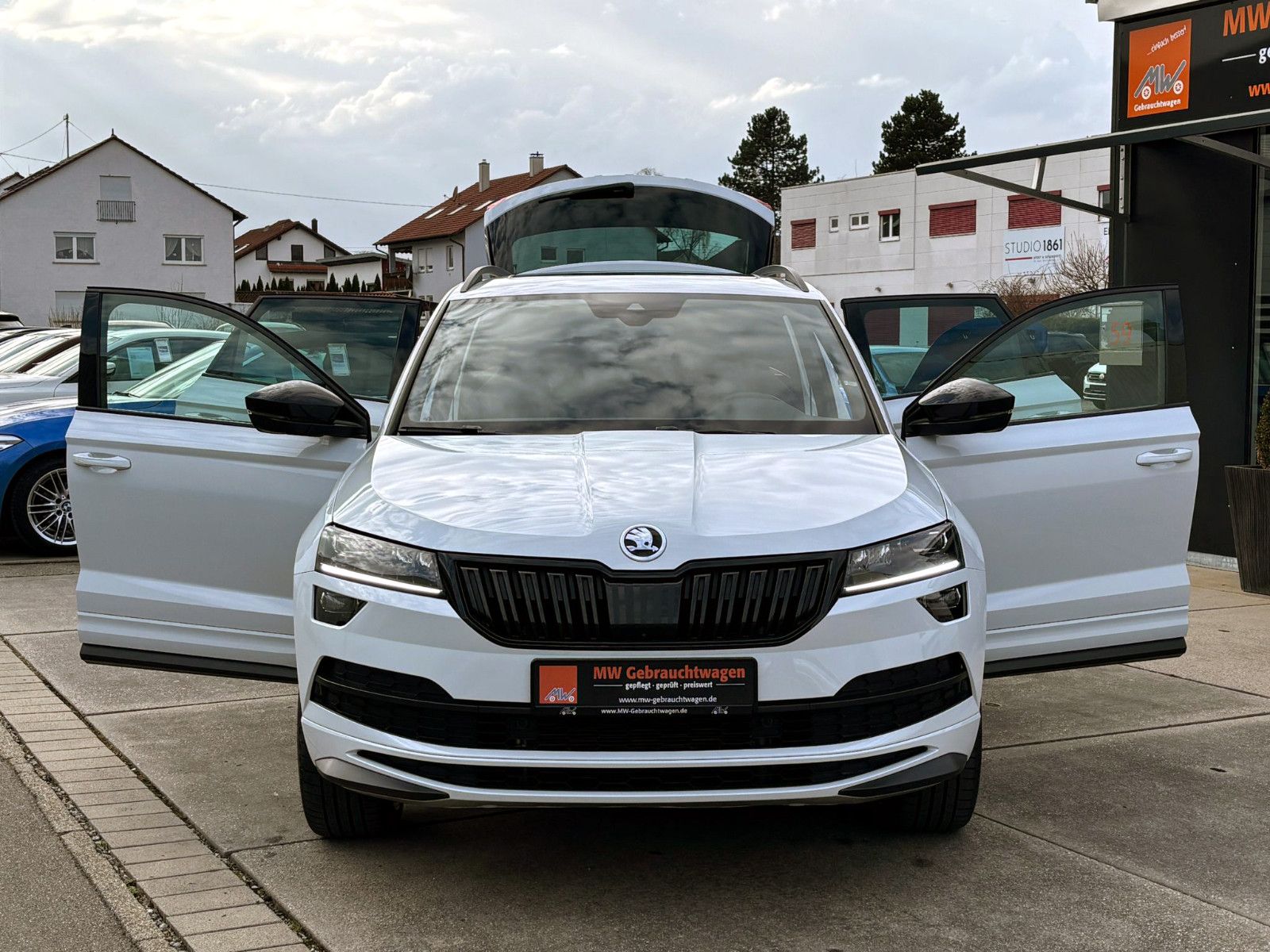 Fahrzeugabbildung SKODA Karoq 1.5TSI DSG SPORTLINE ACC 360° PANO AHK LED