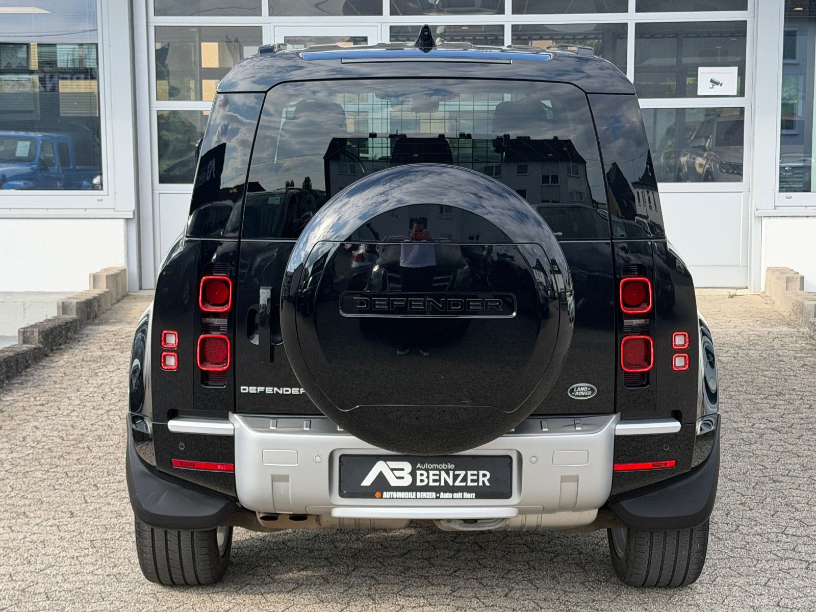 Fahrzeugabbildung Land Rover Defender 110 XS Edition/PANO/AHK/MERIDIAN/3D-KAM