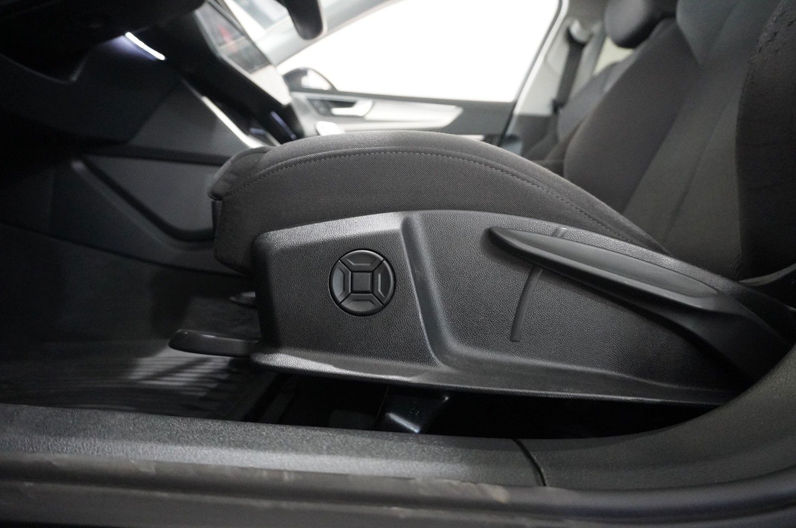 Fahrzeugabbildung Audi A6 Avant 40 TDI QUATTRO SPORT NAVI/ACC/SH/AHK