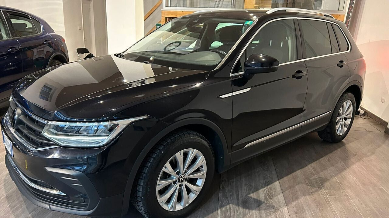 Volkswagen Tiguan - 1