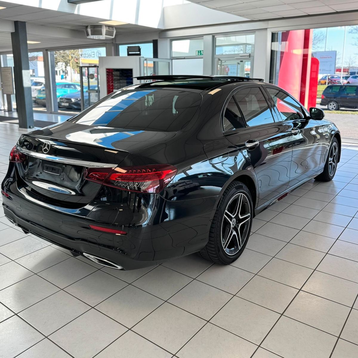 Fahrzeugabbildung Mercedes-Benz E 300 E Limousine E 300 e