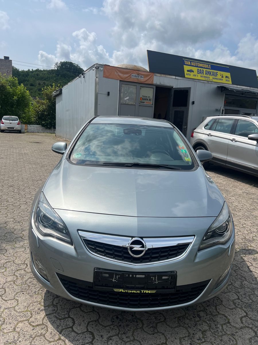 Fahrzeugabbildung Opel Astra J Lim. 5-trg. Innovation