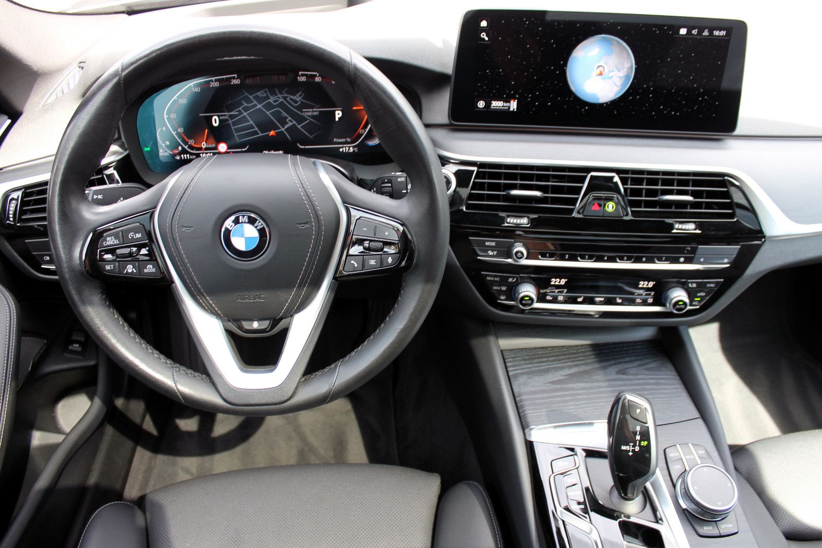 Fahrzeugabbildung BMW 520d Touring Aut. LED ACC KAM PANO HUD AHK StHz