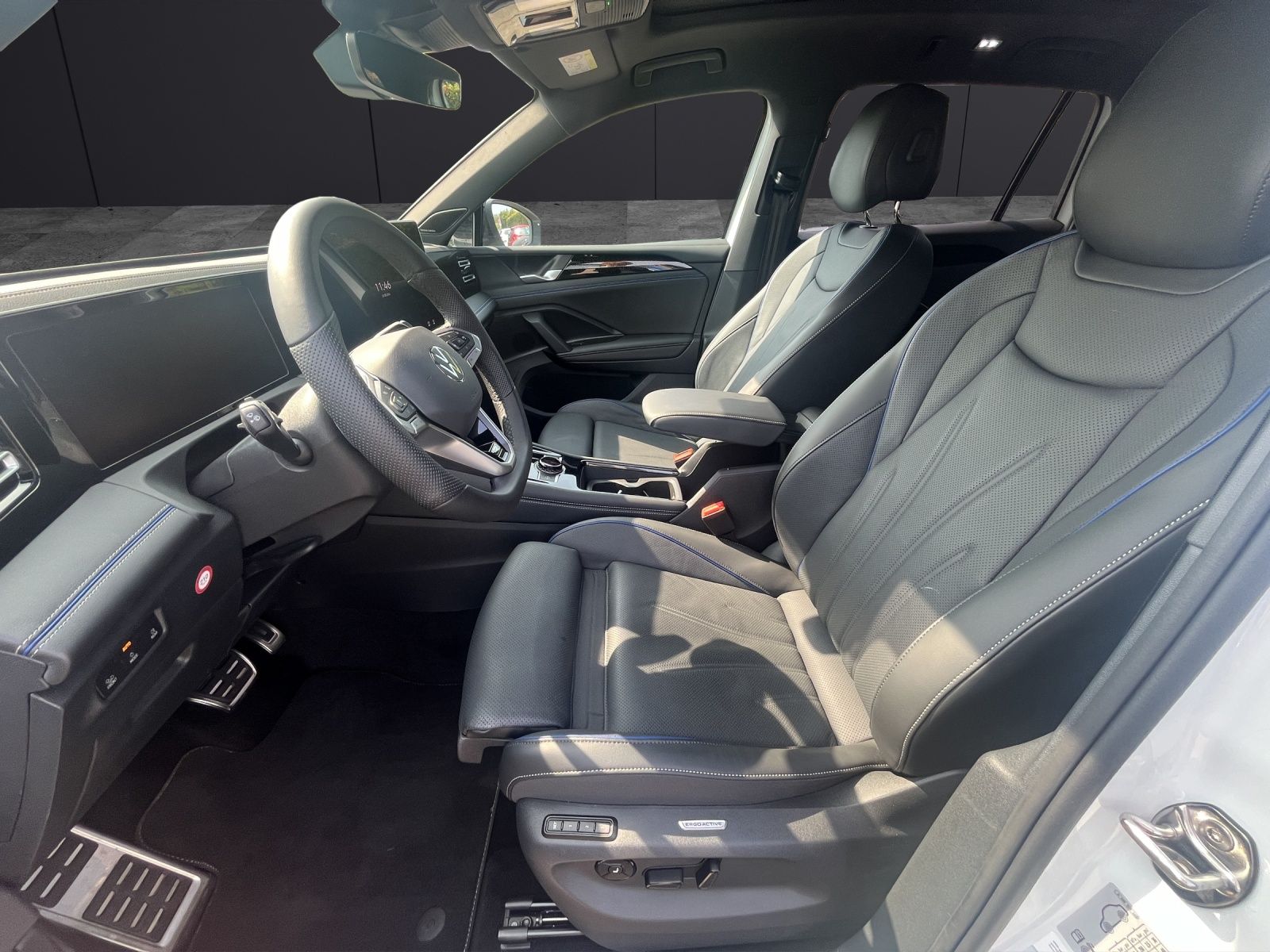 Fahrzeugabbildung Volkswagen Tiguan TDI R-Line 4M DSG MATRIX AHK PANO 20" NAV