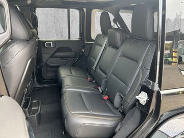 Jeep WRANGLER MY25-Sahara 4x4 Kam.+KeyLess+LED+Navi