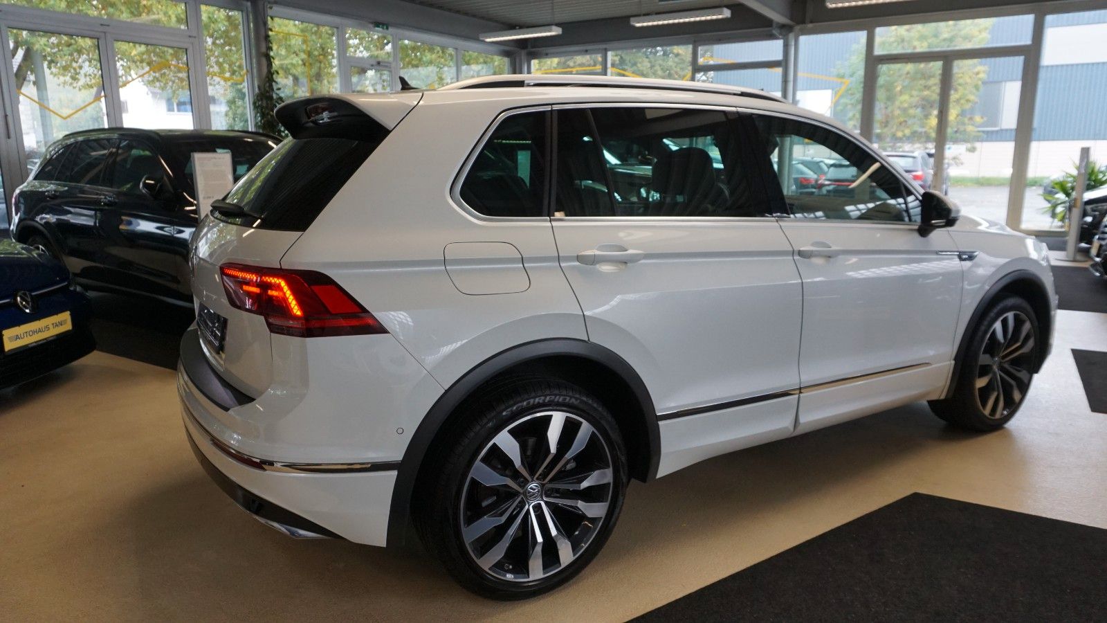 Fahrzeugabbildung Volkswagen Tiguan 4Motion R line *PANO*KAMERA*PERLMUTT*