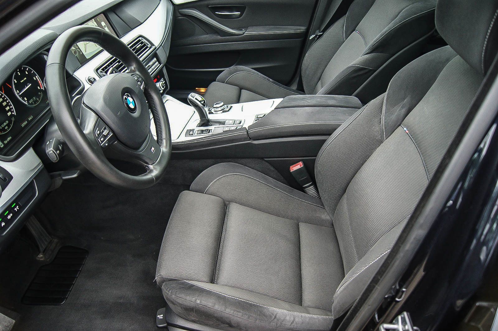 Fahrzeugabbildung BMW 525 d xDrive M-Sport SPORTPAKET SCHIEBEDACH STHZ
