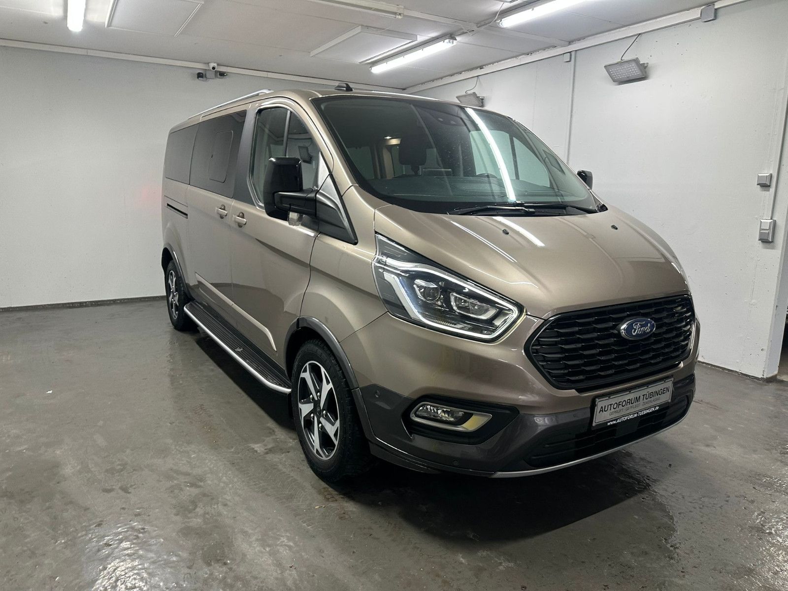 Fahrzeugabbildung Ford Tourneo Custom L1H1 Active*SDH*AHK*8-SITZE*XENON