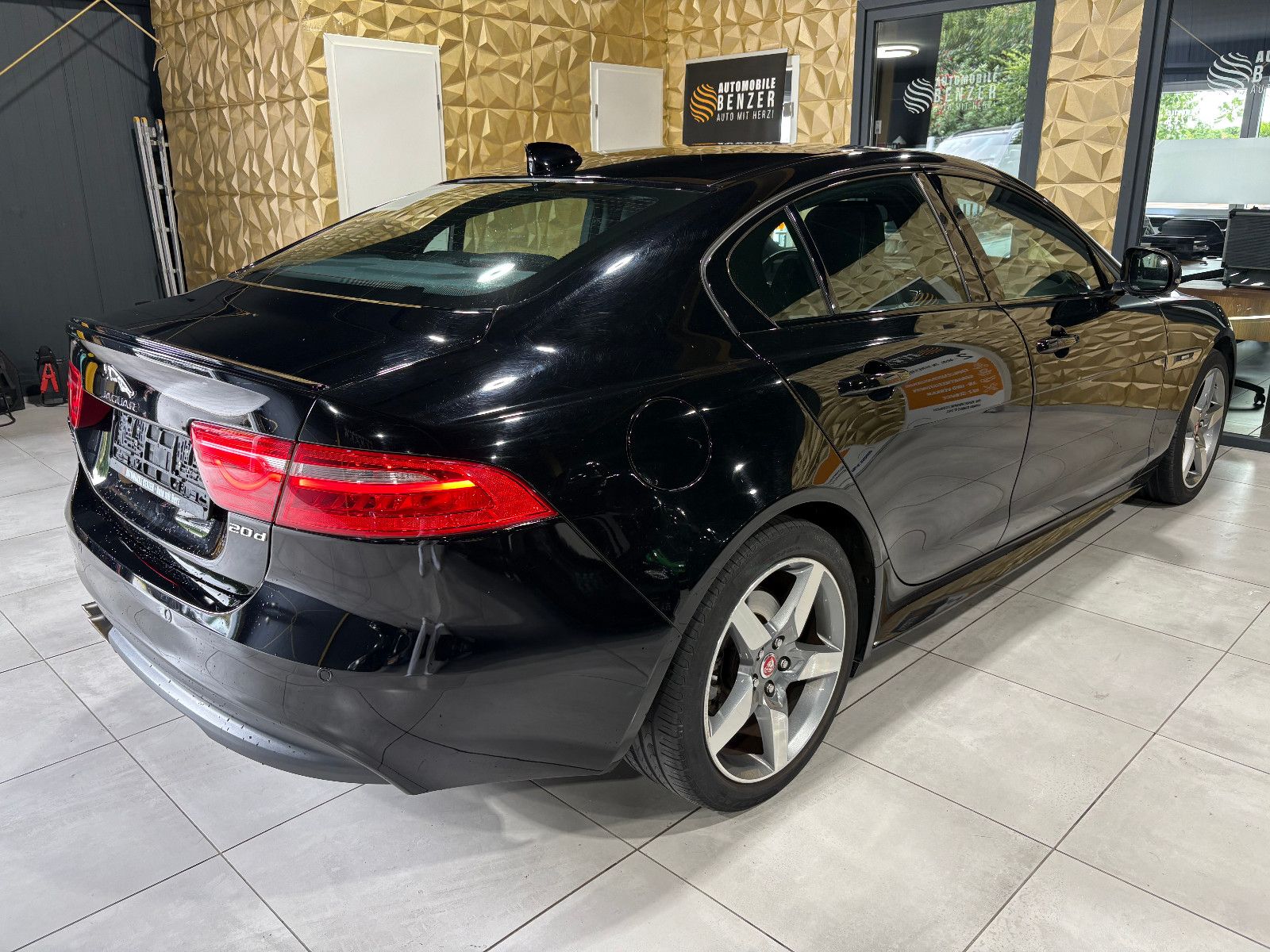 Fahrzeugabbildung Jaguar XE /TEMPOMAT/NAVI/SHZ/KLIMA/BI-XENON/SPURHALTE