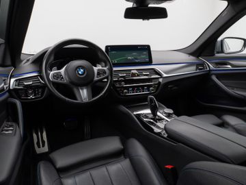 Fahrzeugabbildung BMW 520d xD M Sport Laser Kamera HUD DAB HiFi AHK