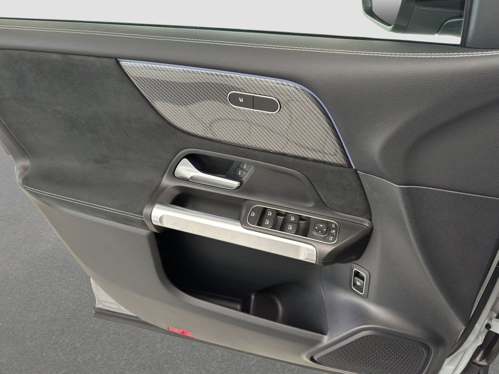 Fahrzeugabbildung Mercedes-Benz GLB 200 AMG*Night*LED*KeyLess*PDC*ParkAs*RFK*AHK