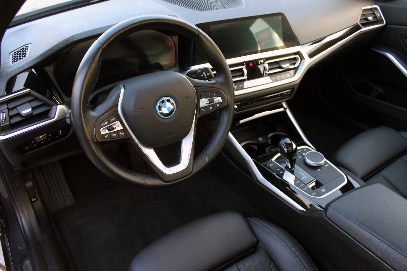 Fahrzeugabbildung BMW 320e Touring Sport-Line LED PANO ACC SHZ CarPlay