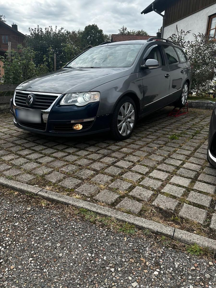 Volkswagen Passat 2006 — rear view