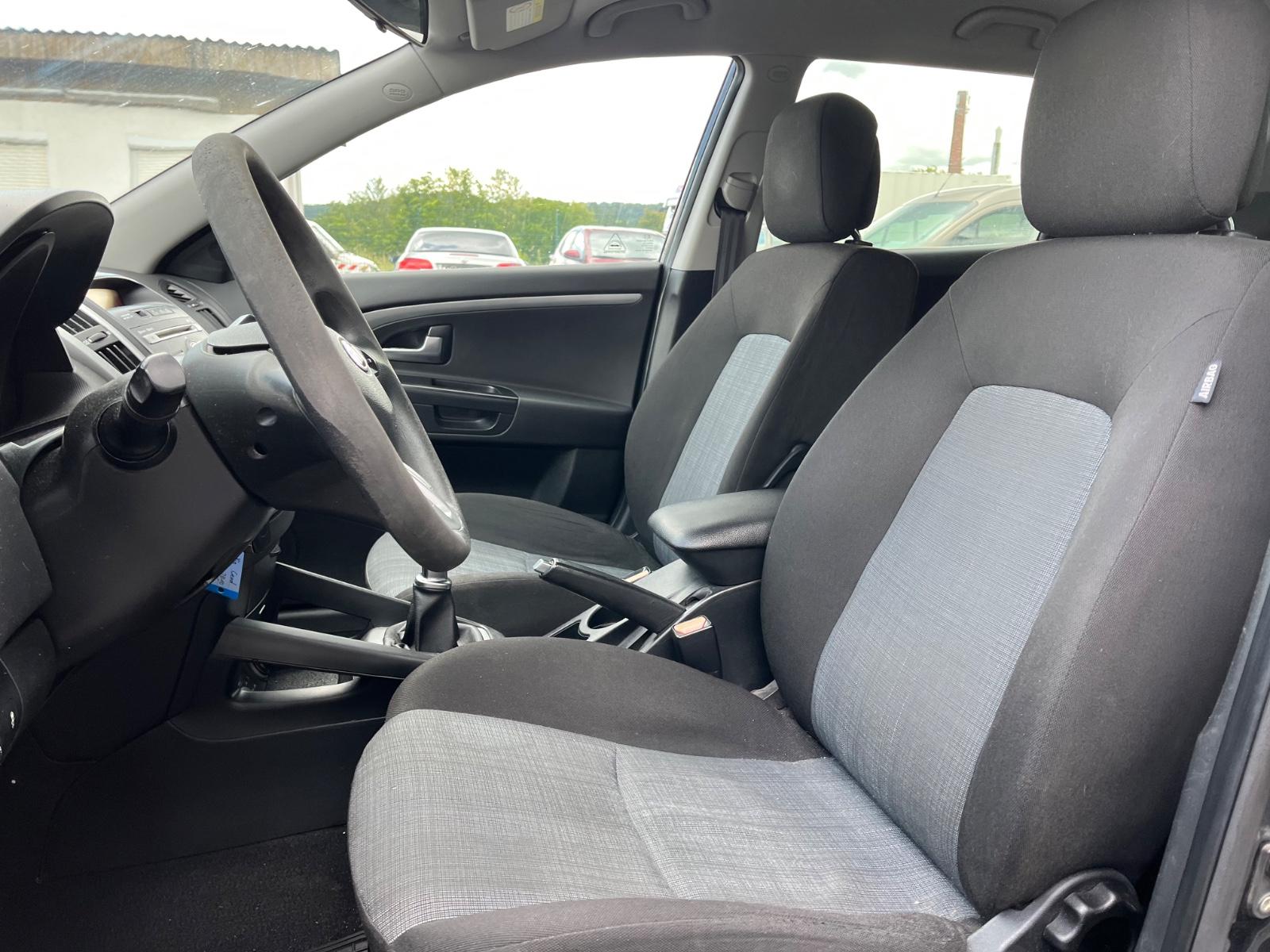 Kia cee'd 2010 — photo 14