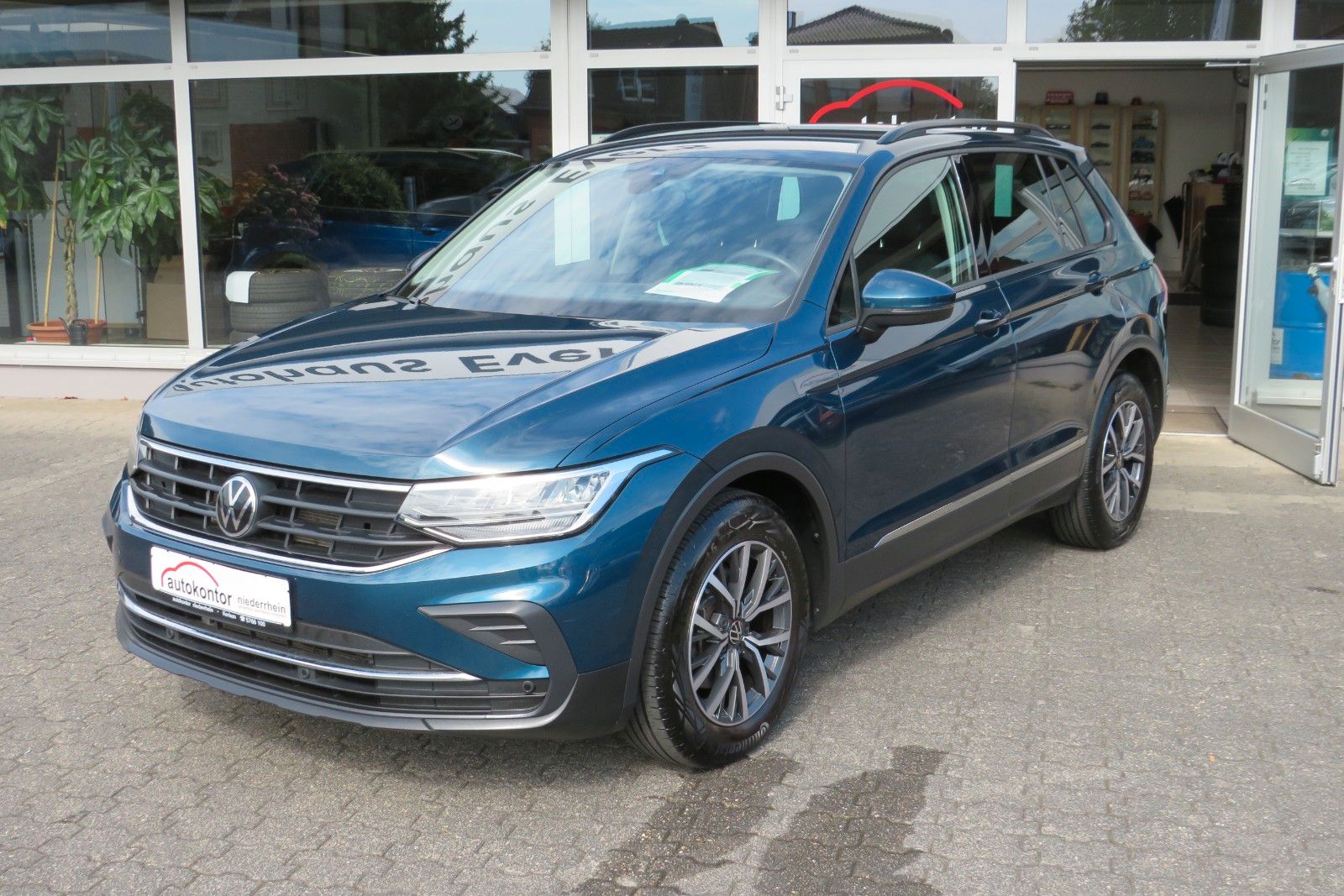 Fahrzeugabbildung Volkswagen Tiguan Life DSG AHK KAMERA ACC PDC SITZH. NAVI 1