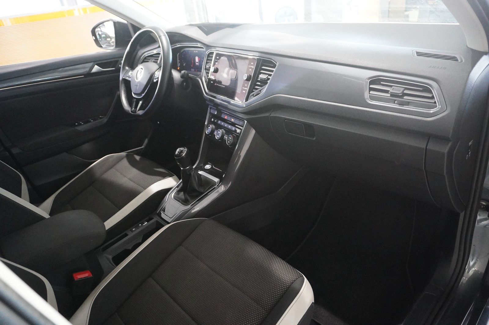 Fahrzeugabbildung Volkswagen T-Roc 1.5 TSI R-LINE SPORT NAVI/LED/KAMERA/VIRT.