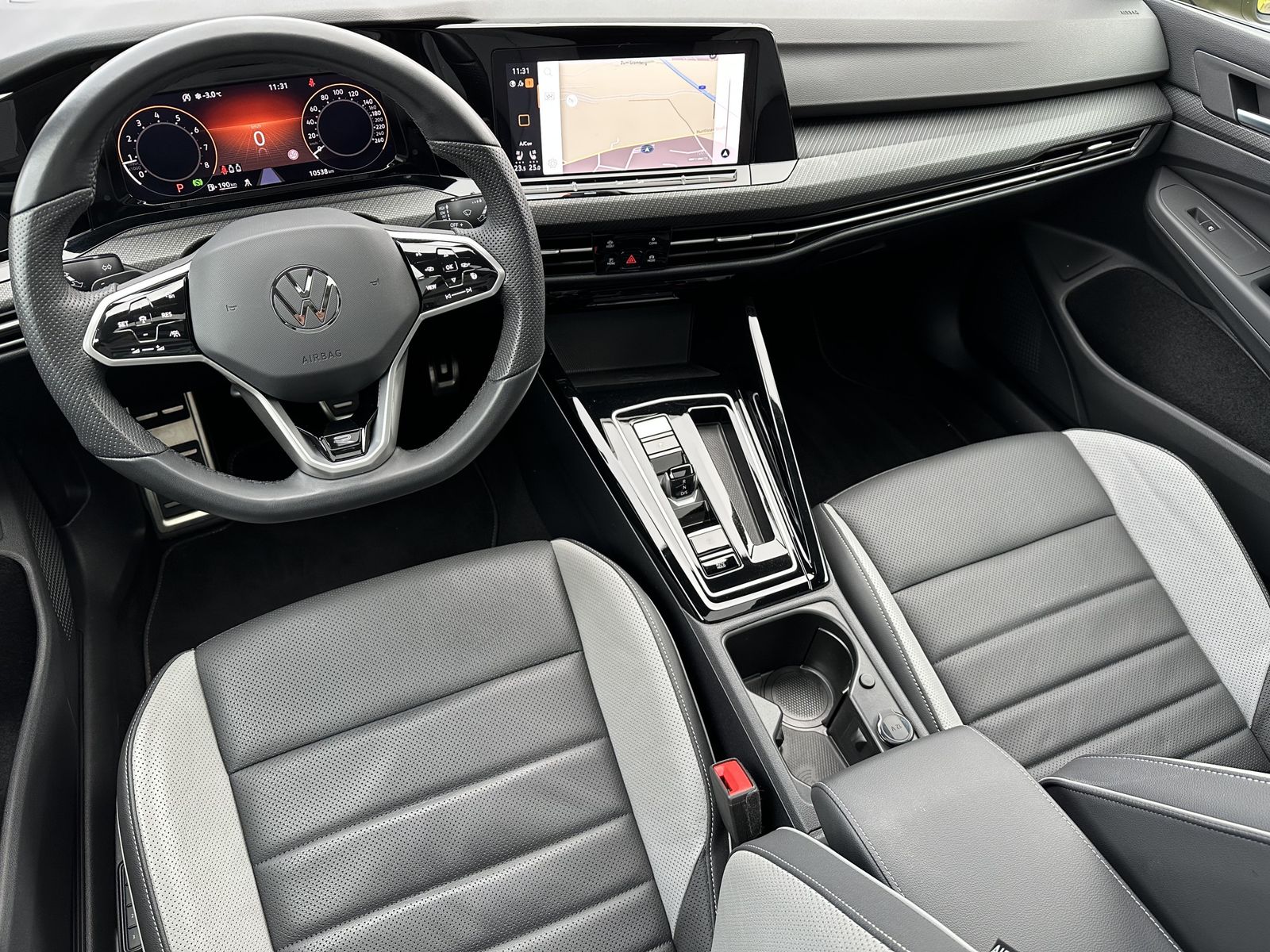 Fahrzeugabbildung Volkswagen Golf Variant 2.0 TSI DSG R-Line NAV+LED+AHK+PANO