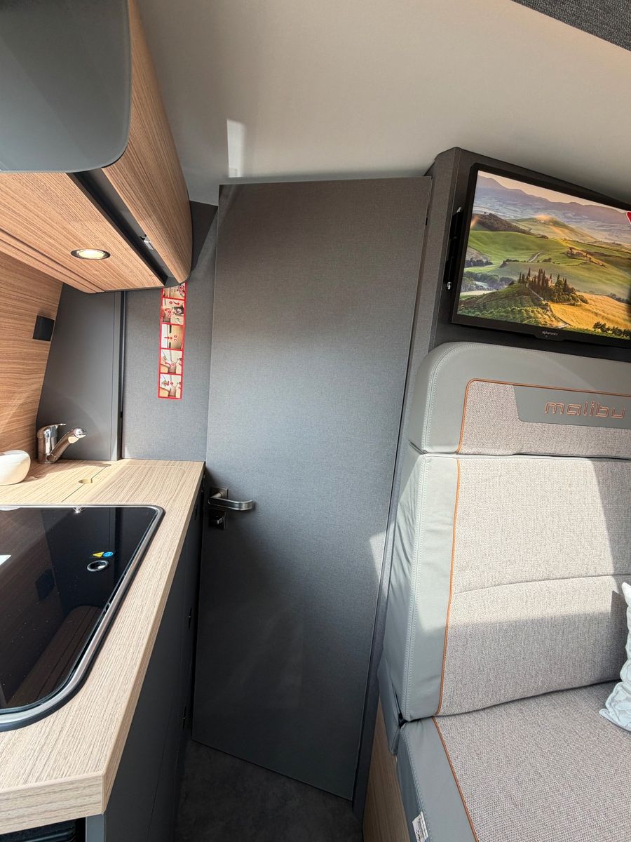 Fahrzeugabbildung Malibu Van first class - two rooms GT skyview 640 LE RB