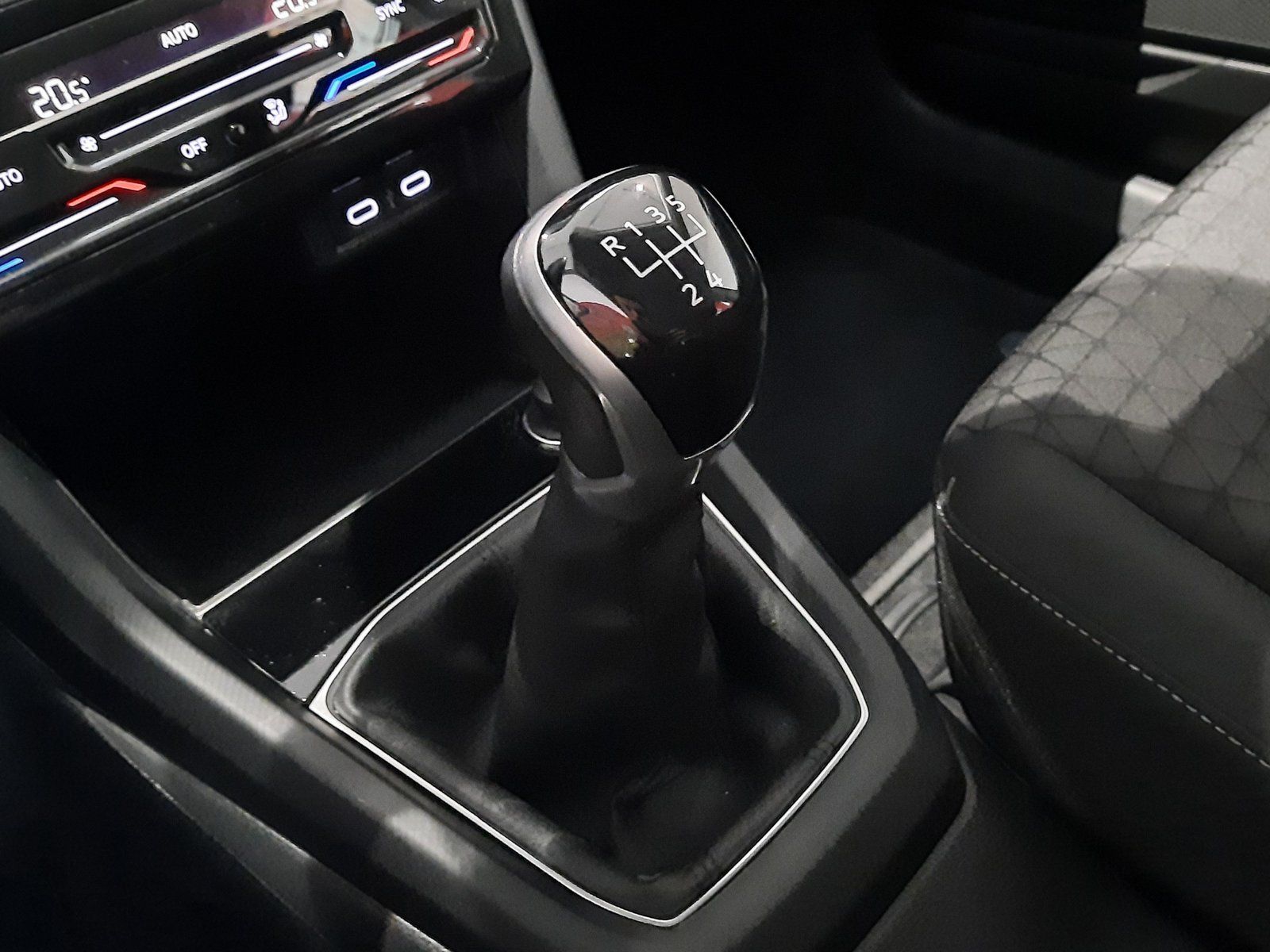 Fahrzeugabbildung Volkswagen T-Cross Life TSI *AHK*Cam*Sitzhzg*PDC*ACC*