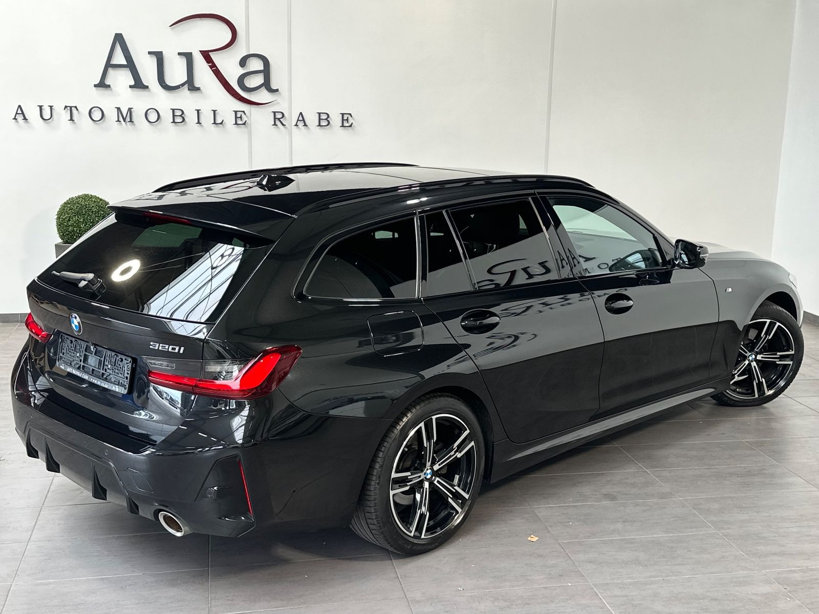 Fahrzeugabbildung BMW 320 i Touring M-Sport NAV+LED+PANO+SHZ+KAM+DAB