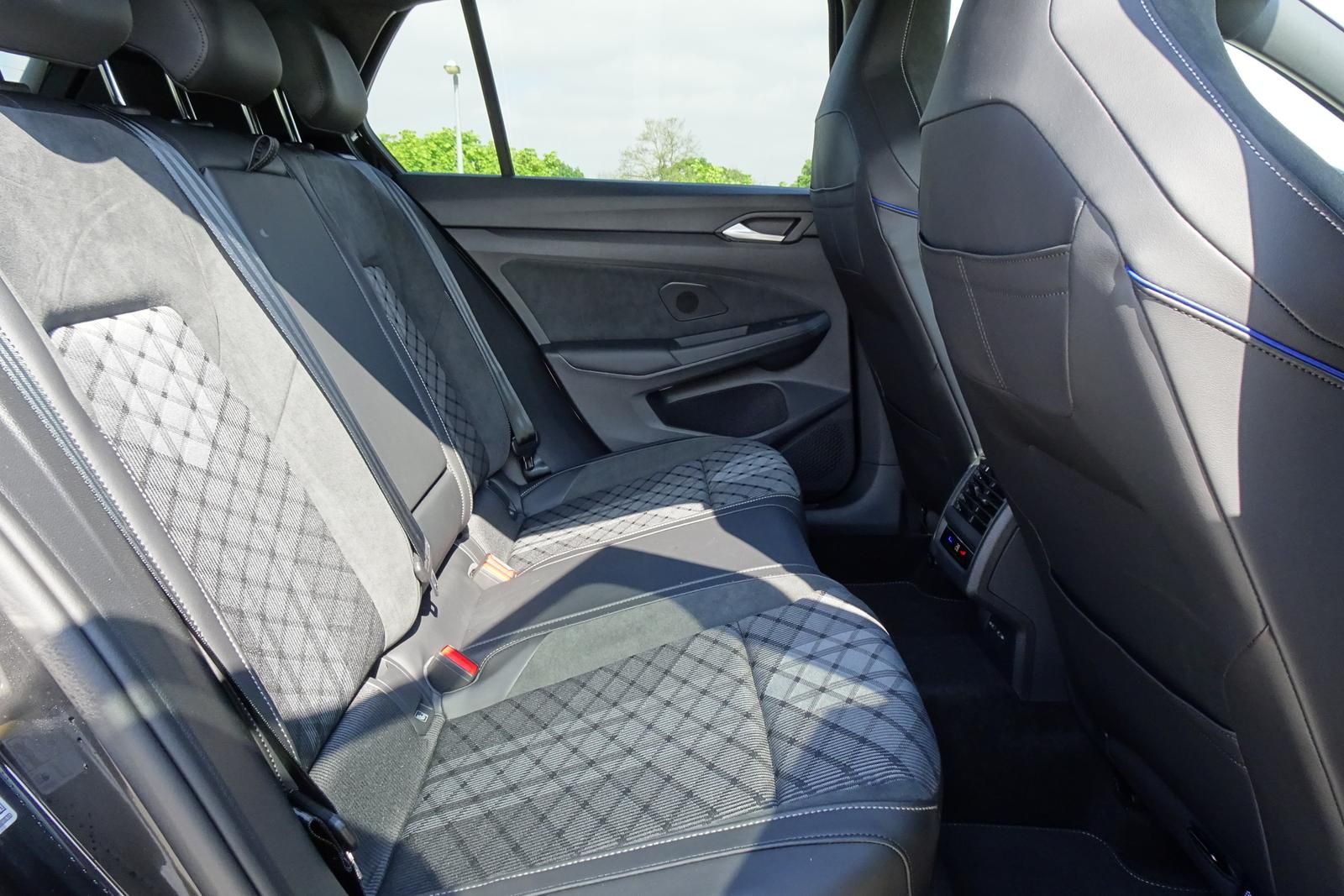Fahrzeugabbildung Volkswagen Golf VIII Lim. 2.0 TDI 110kW DSG LED Sportfahrw