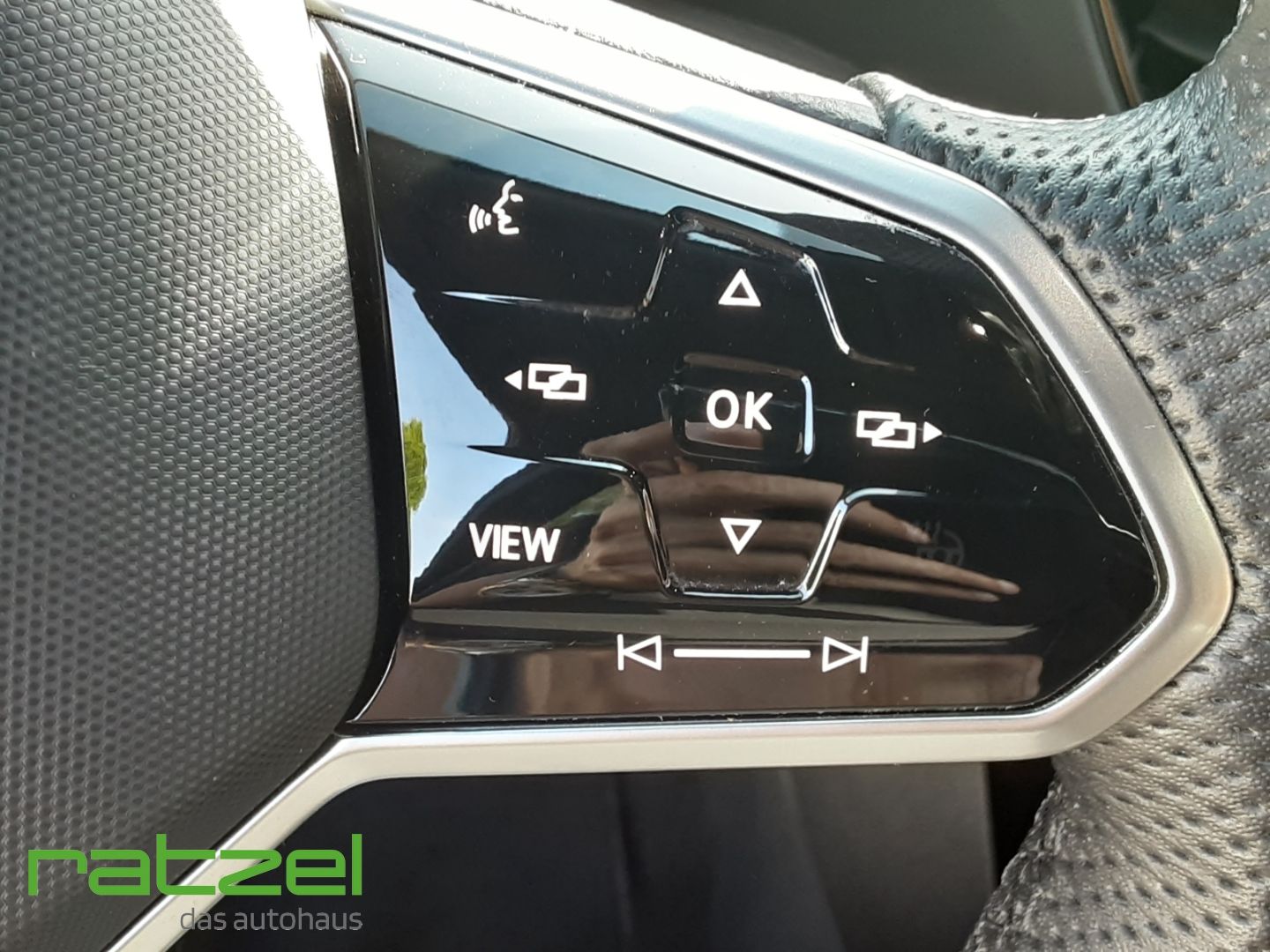 Fahrzeugabbildung Volkswagen T-Roc R-Line 1.5 TSI Sportpaket StandHZG AHK-abn