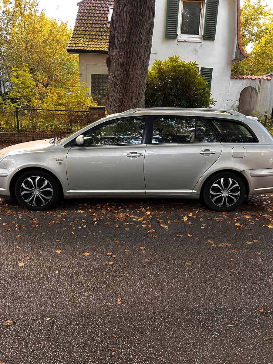 Toyota Avensis 2006 — rear view
