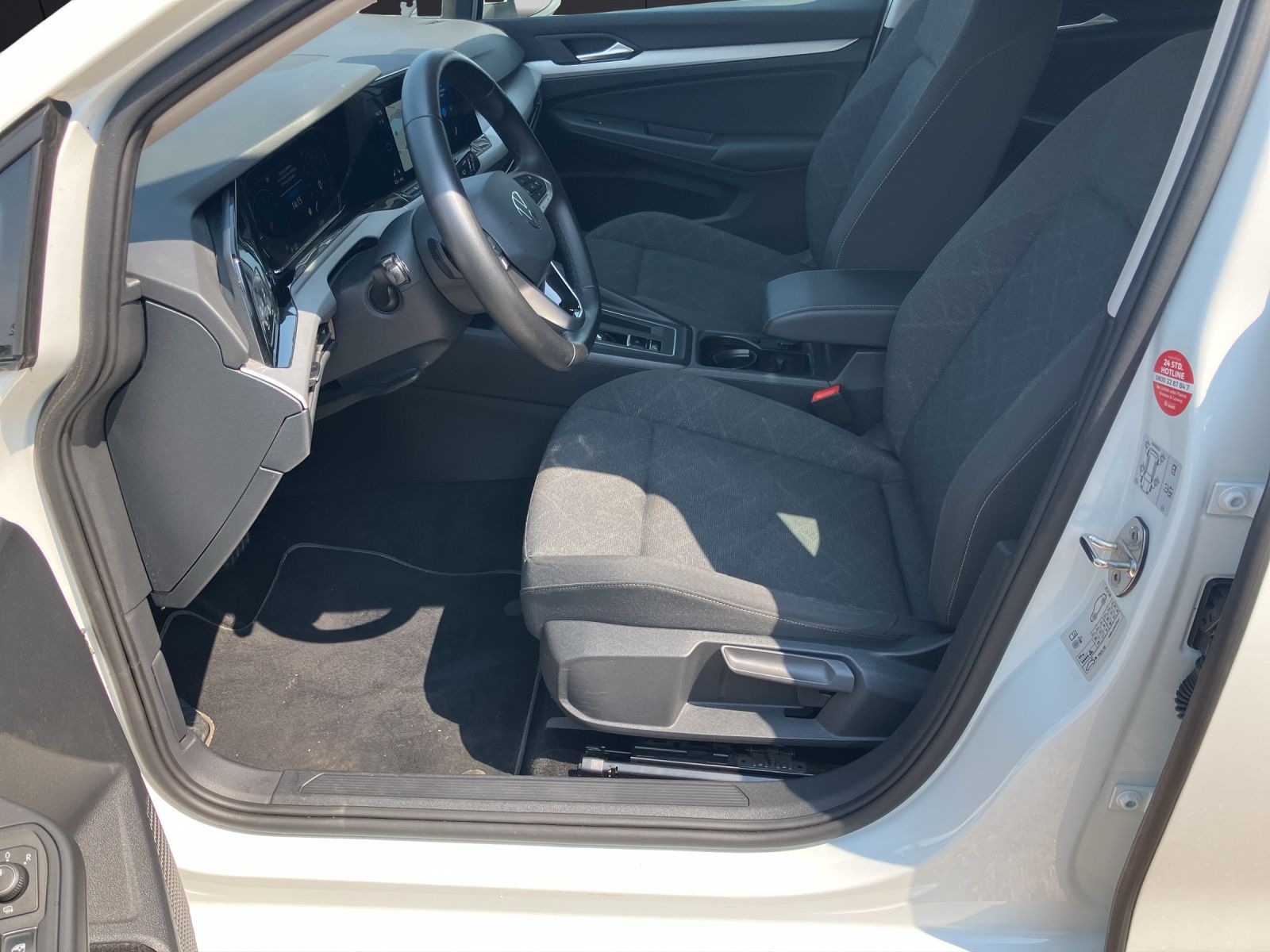 Fahrzeugabbildung Volkswagen Golf VIII eTSI Life DSG LED Navi ACC RFK
