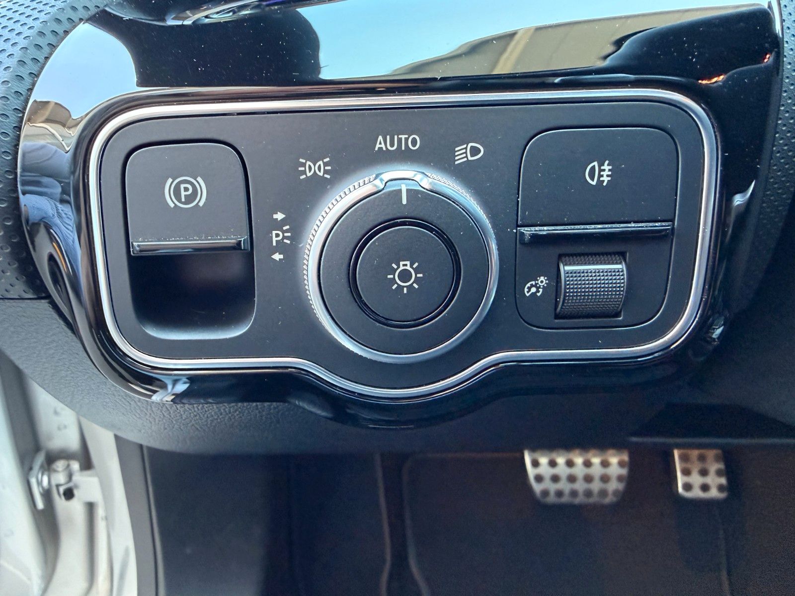 Fahrzeugabbildung Mercedes-Benz CLA 220 D SB AMG R-Kamera+Pano+DISTR+MBEAM+Ambie