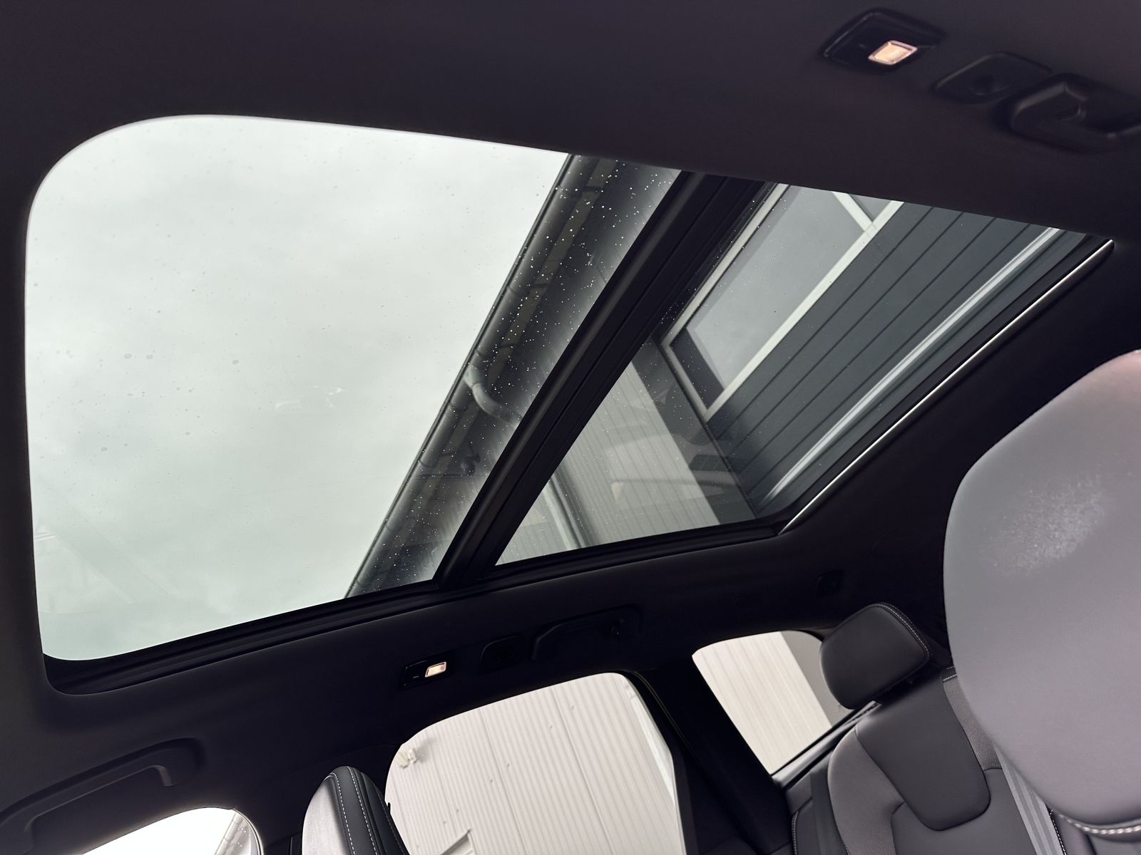Fahrzeugabbildung Volvo XC60 T6 Plus Dark AT AWD NAV+LED+ACC+360°+PANO