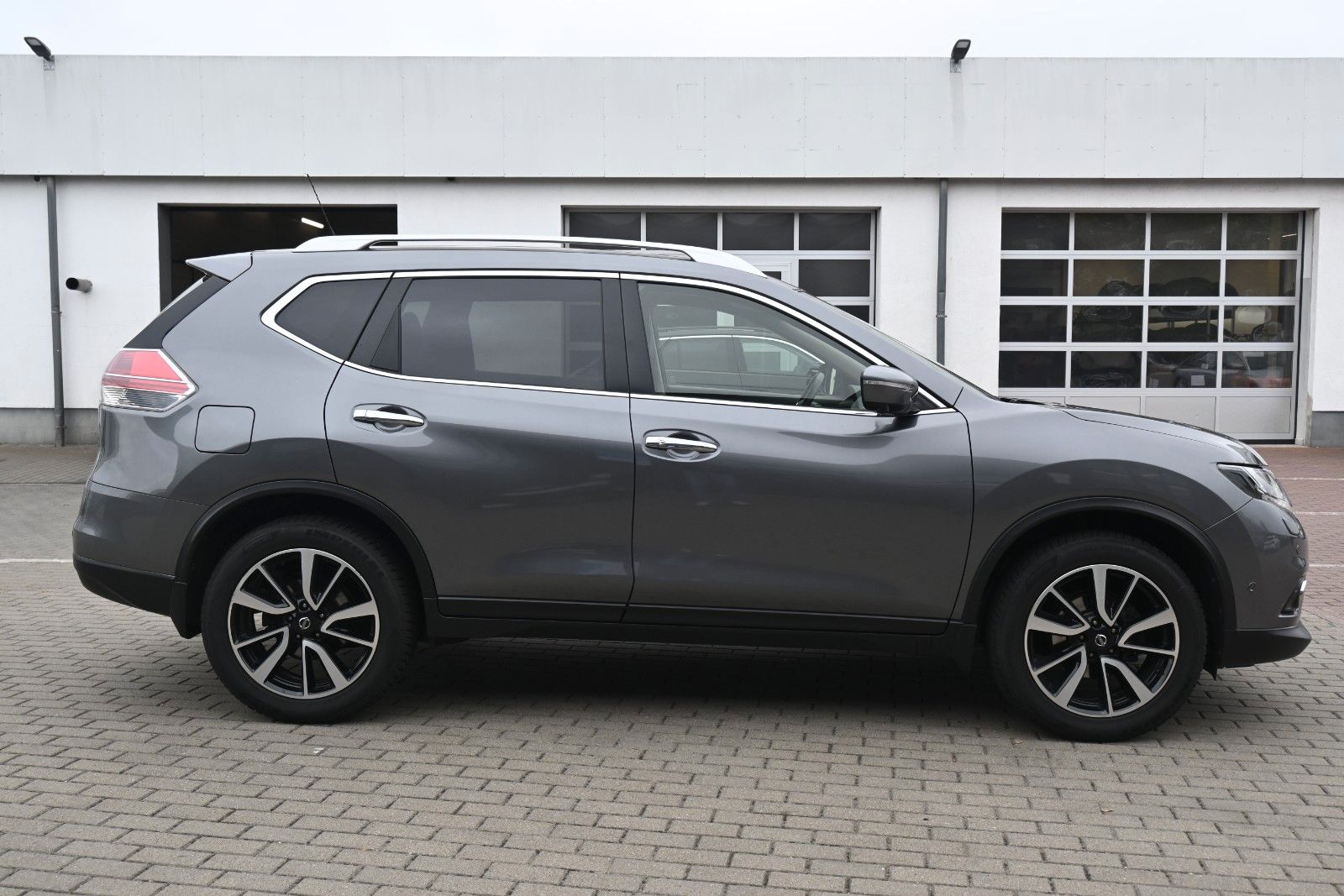Fahrzeugabbildung Nissan X-Trail  1.6 DIG-T Schalter Tekna 4x2*360°*Pano
