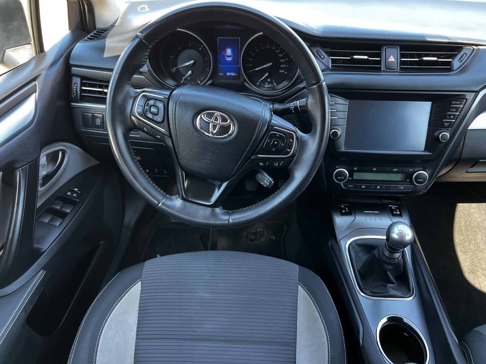 Toyota Avensis 2015 — photo 28