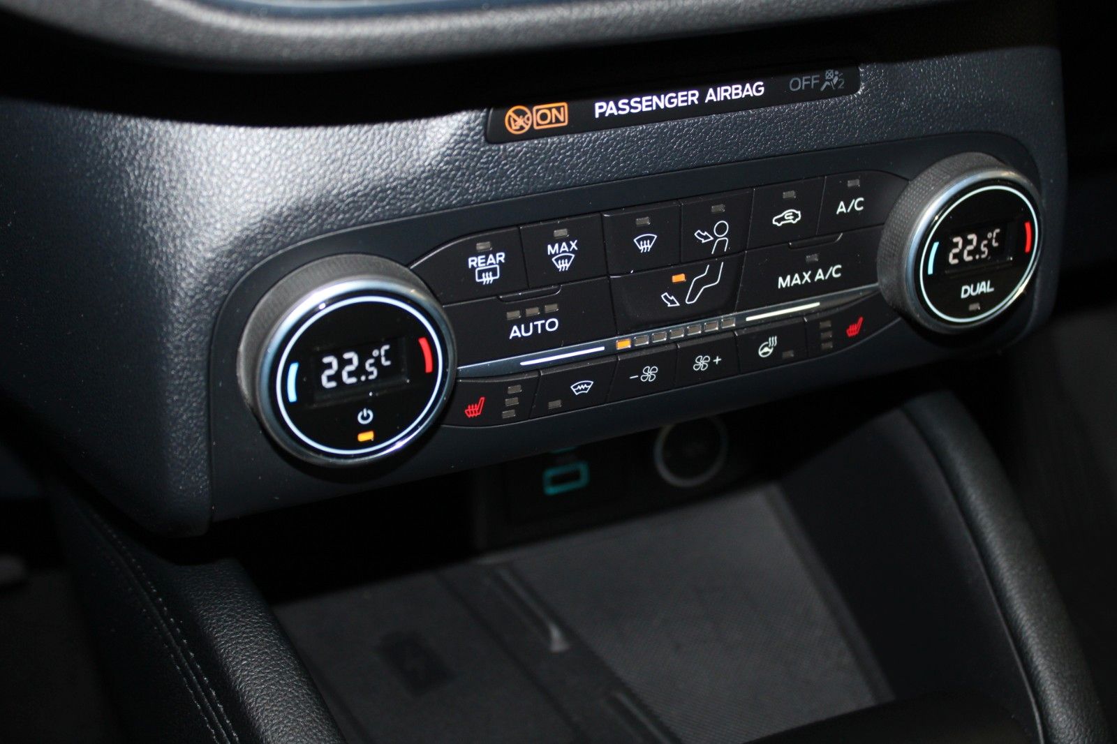 Fahrzeugabbildung Ford Kuga Titanium X Automatik LED Pano STDHZ WinterP