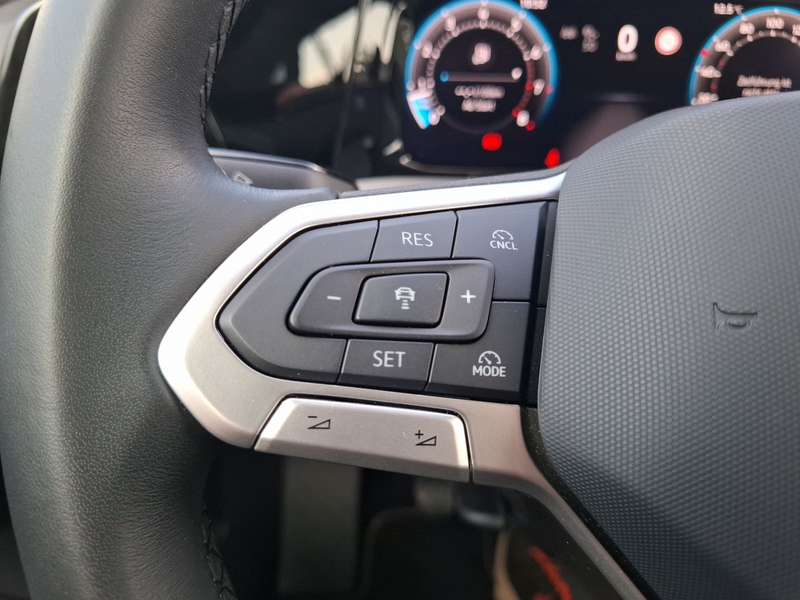 Fahrzeugabbildung Volkswagen Golf VIII Variant TSI Life Standhzg. LED Navi AI