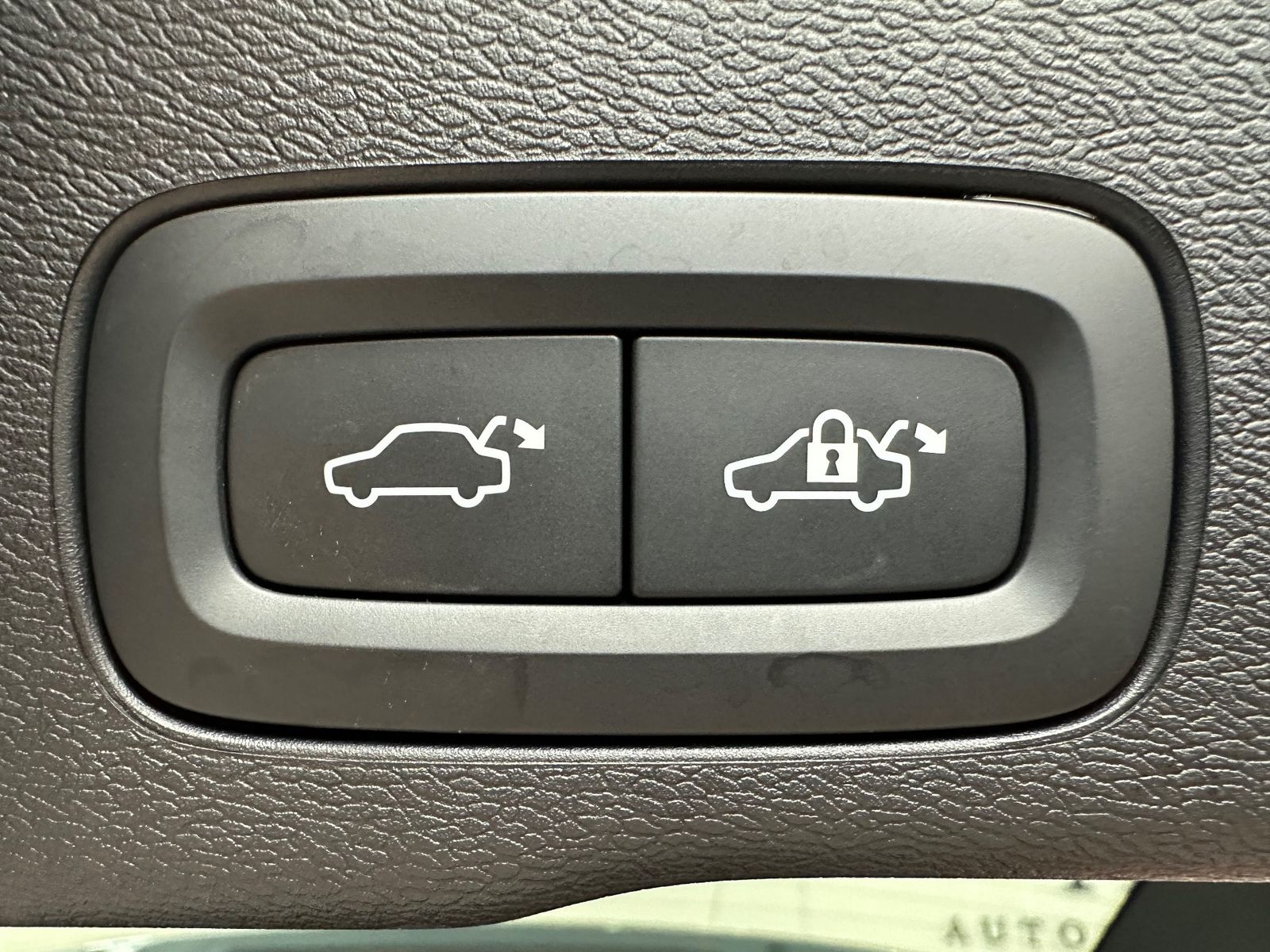 Fahrzeugabbildung Volvo XC60 B5 B AWD Ultimate Dark LED+PANO+AHK+STHZ