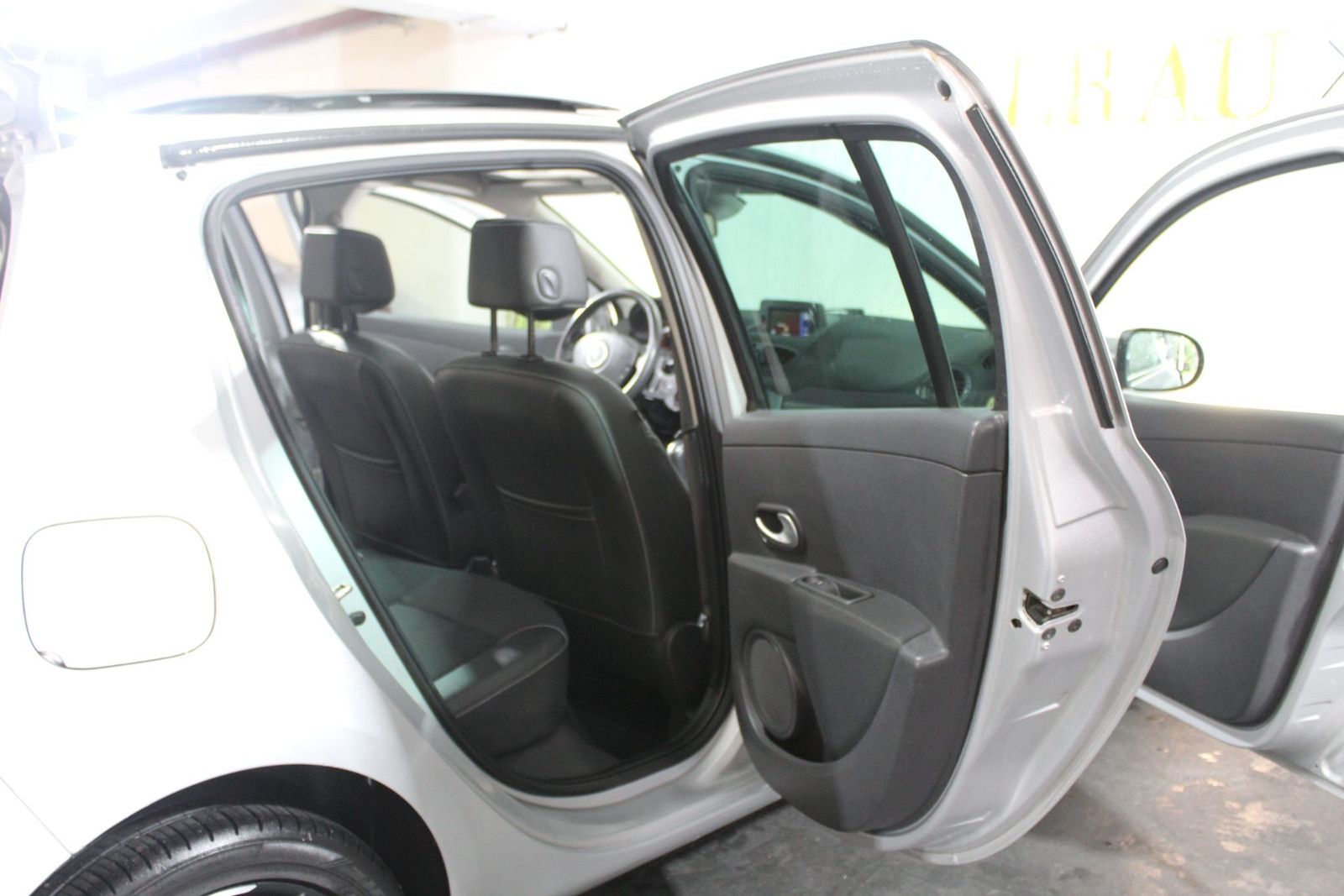 RENAULT Clio III Luxe Navi Tempomat Alufelgen Shz Teille