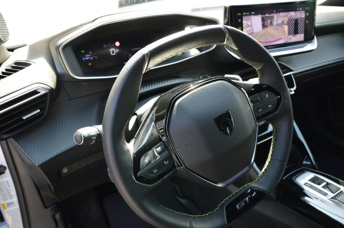 Fahrzeugabbildung Peugeot 2008   GT LED Shz Navi Alu