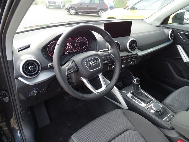 Q2 35 TFSI S-tronic  advanced / Matrix-LED