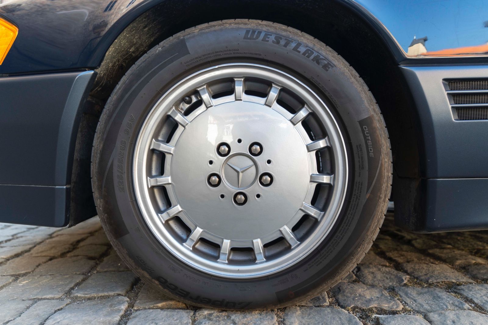 Fahrzeugabbildung Mercedes-Benz SL 500 TEMPOMAT ELEK.SITZE LEDER