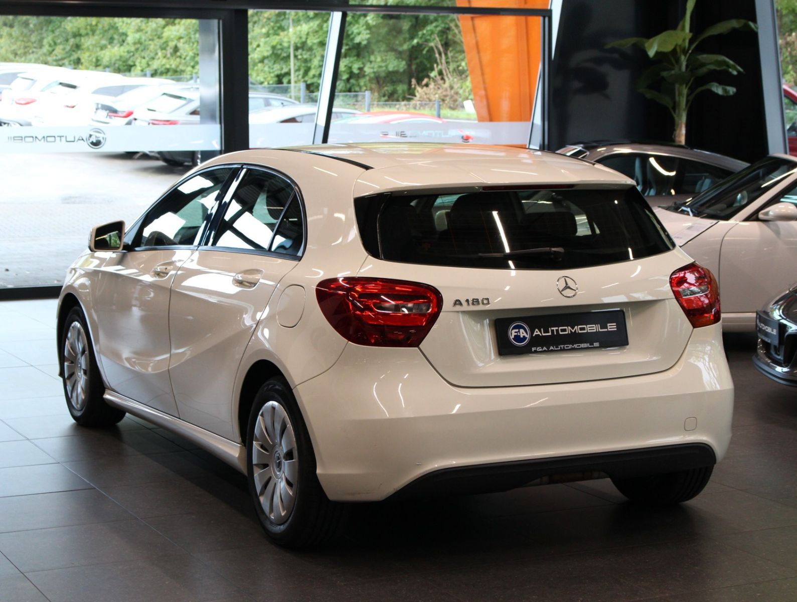 Fahrzeugabbildung Mercedes-Benz A 180 BlueEfficiency 2. Hand*