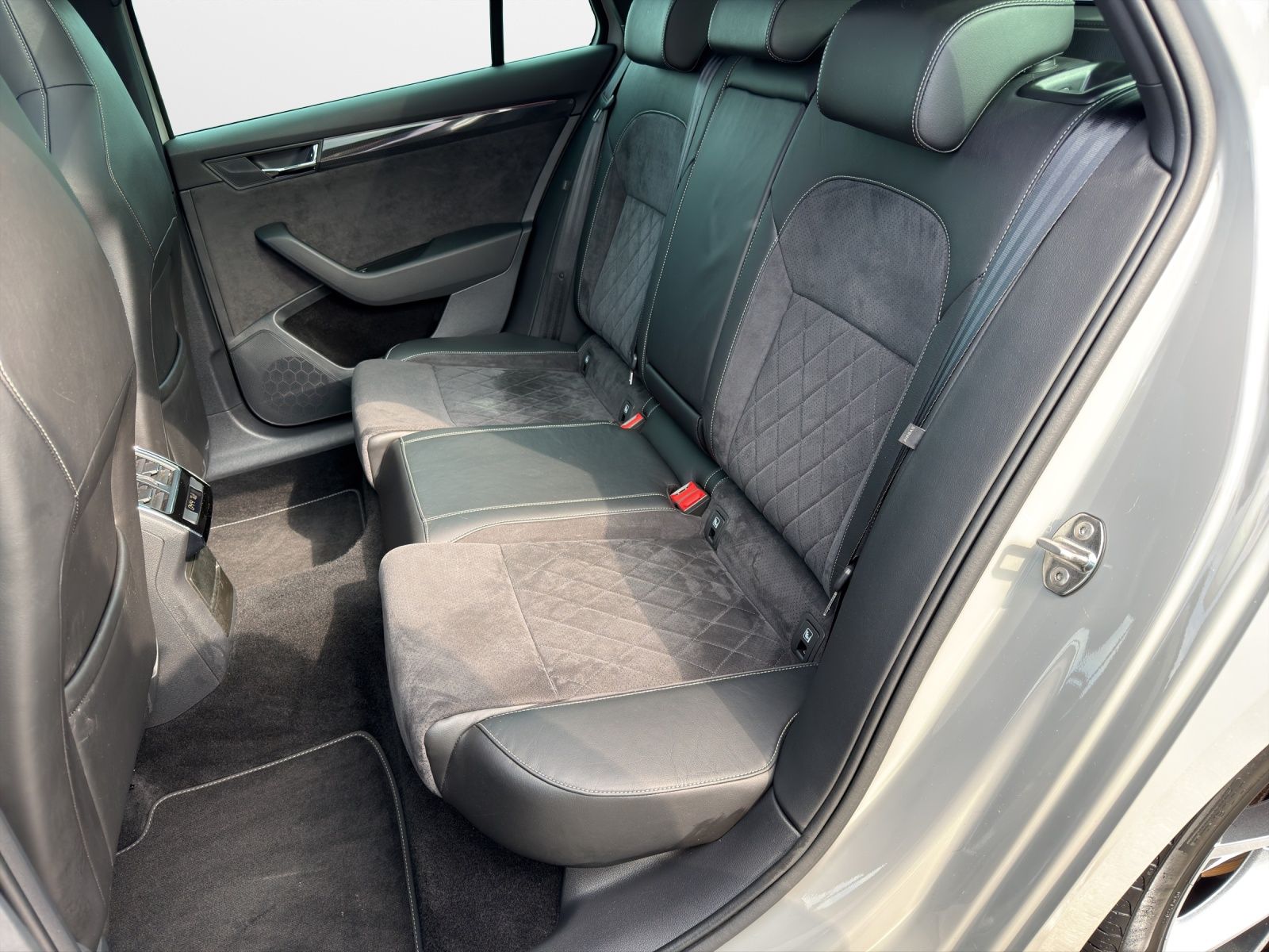 Skoda Superb Combi 1.8 TSI DSG Sportline  Panodach AHK foto 12